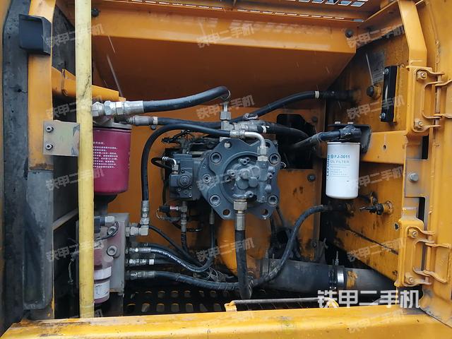 液压泵舱室正面整体（整机外观）