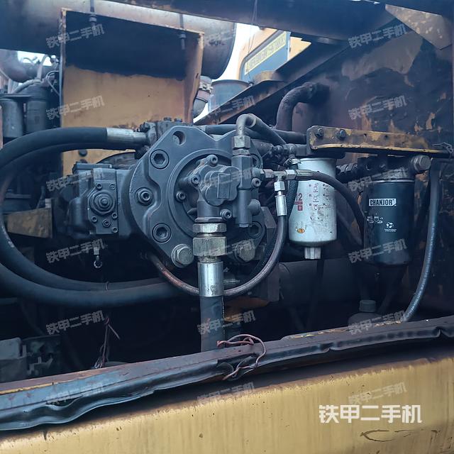 液压泵舱室正面整体（整机外观）