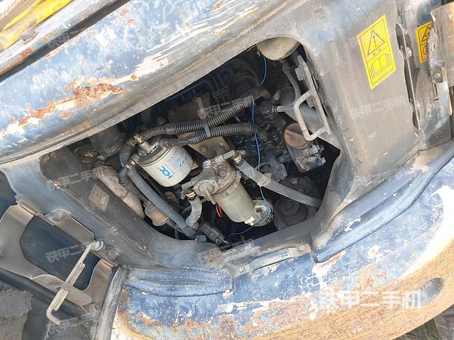 液压泵舱室正面整体（整机外观）