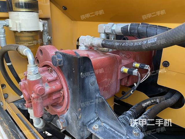 液压泵舱室正面整体（整机外观）