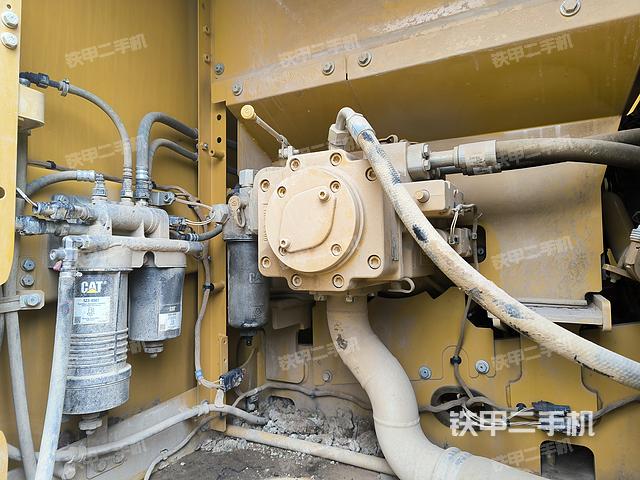 液压泵舱室正面整体（整机外观）