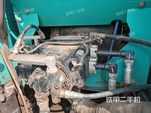 液压泵舱室正面整体（整机外观）