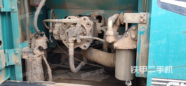 液压泵舱室正面整体（整机外观）