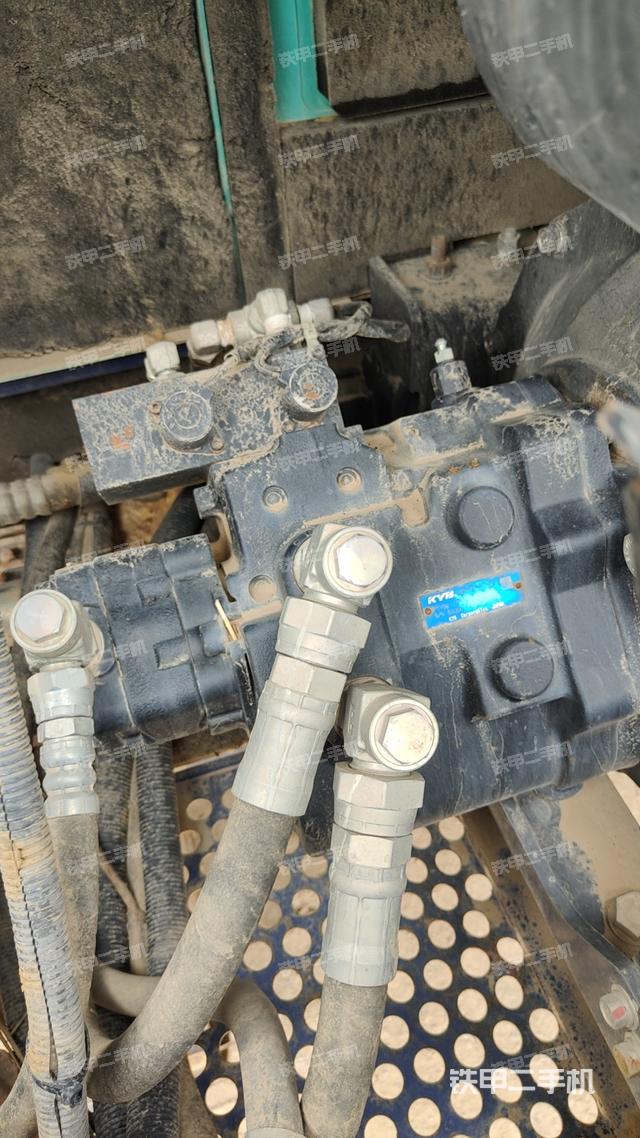 液压泵舱室正面整体（整机外观）