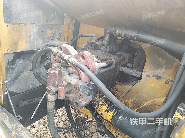 液压泵舱室正面整体（整机外观）