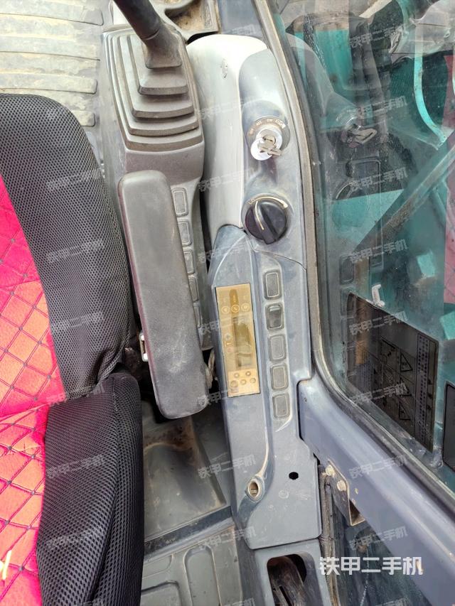 座椅右側(cè)控制臺/鑰匙門/油門/含右手柄(駕駛室部分) 座椅右側(cè)控制臺/鑰匙門/油門/含右手柄(駕駛室部分)