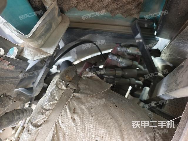 液压泵舱室正面整体（整机外观）