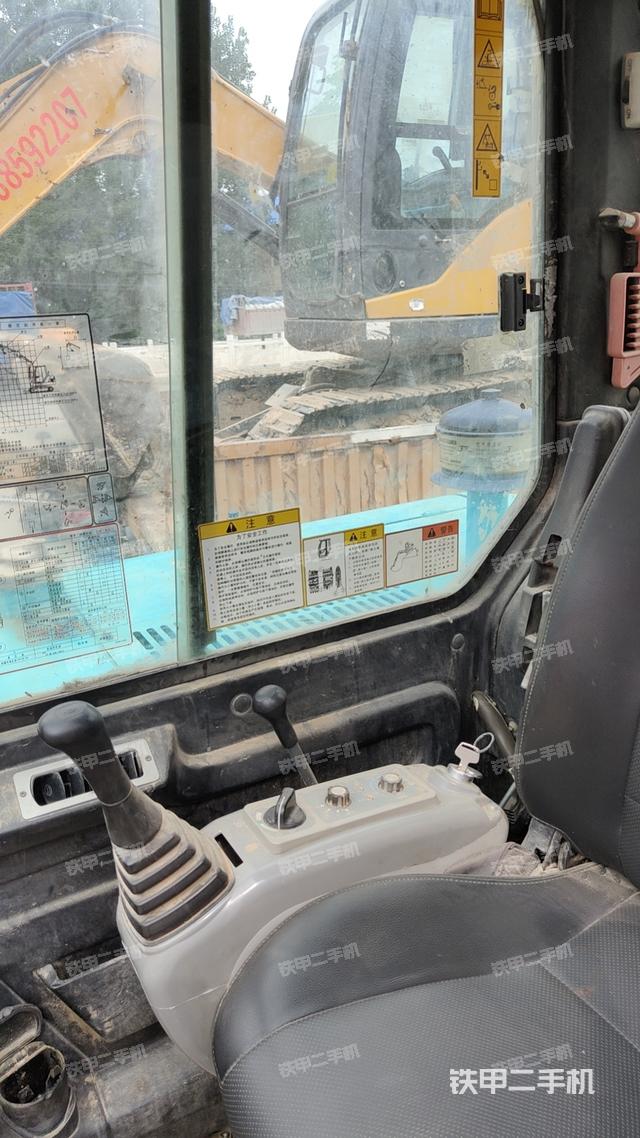 驾驶室顶部（整机外观）