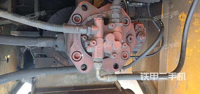 液压泵舱室正面整体（整机外观）