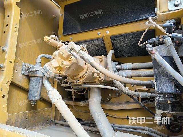 液压泵舱室正面整体（整机外观）