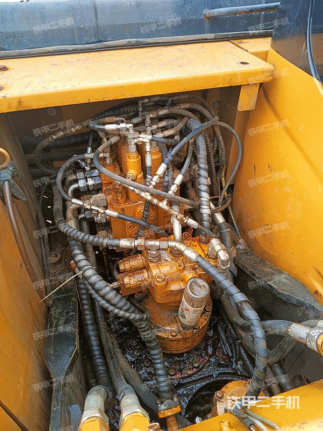 回转马达和主控阀（整机外观）