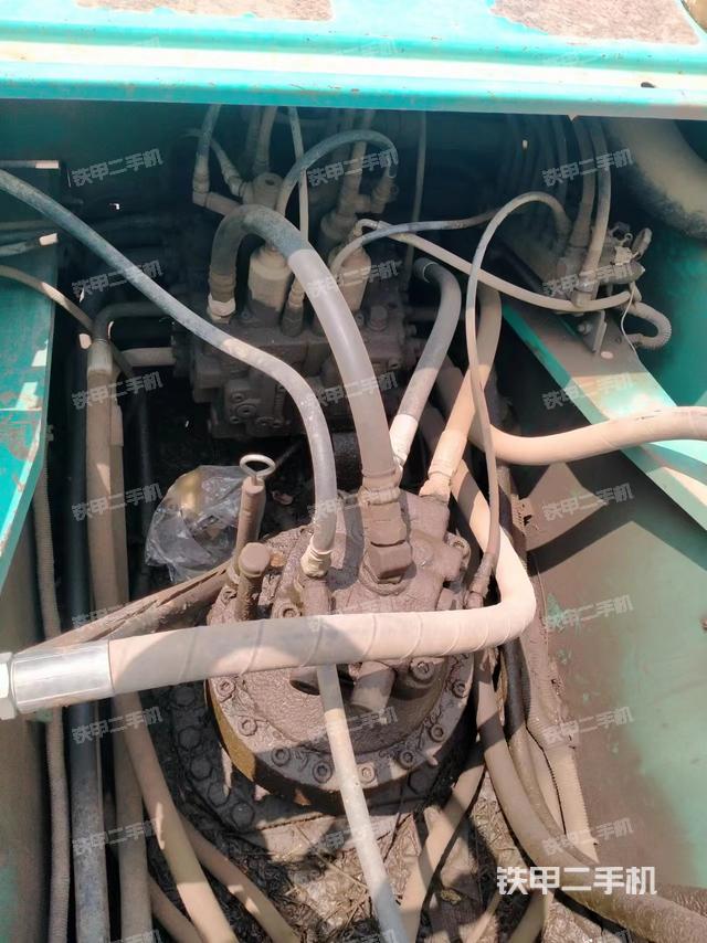 回转马达和主控阀（整机外观）