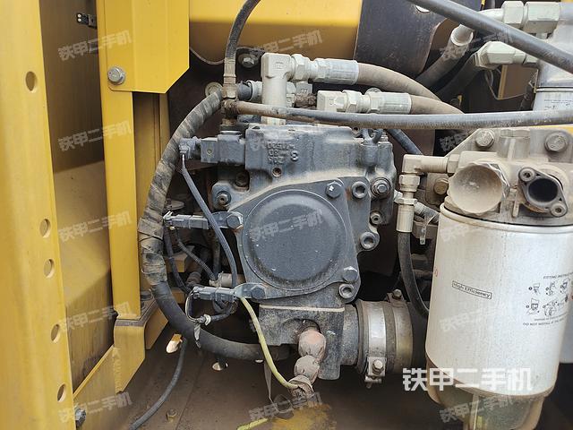 液压泵舱室正面整体（整机外观）