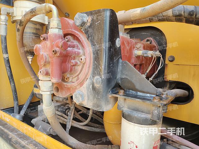 液压泵舱室正面整体（整机外观）