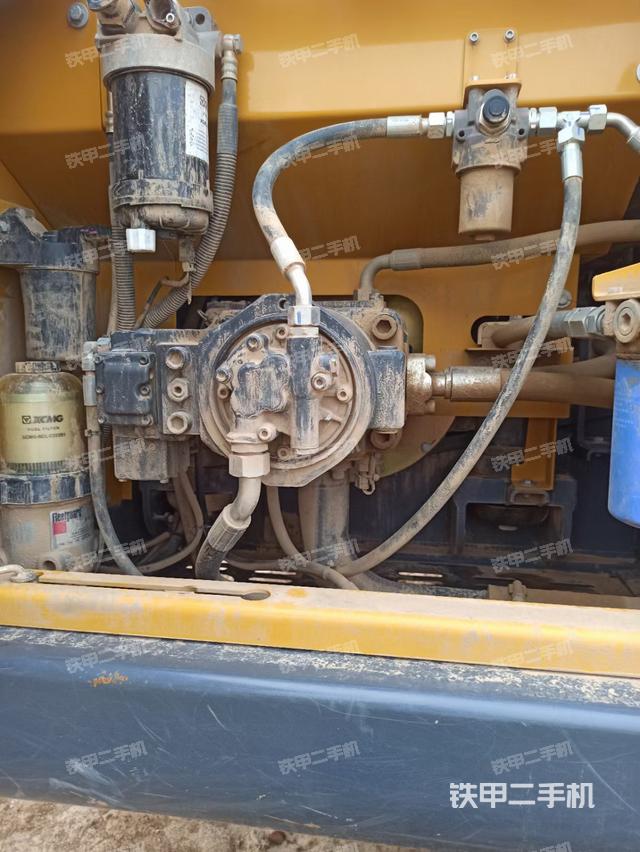 液压泵舱室正面整体（整机外观）