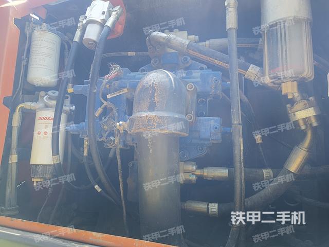 液压泵舱室正面整体（整机外观）