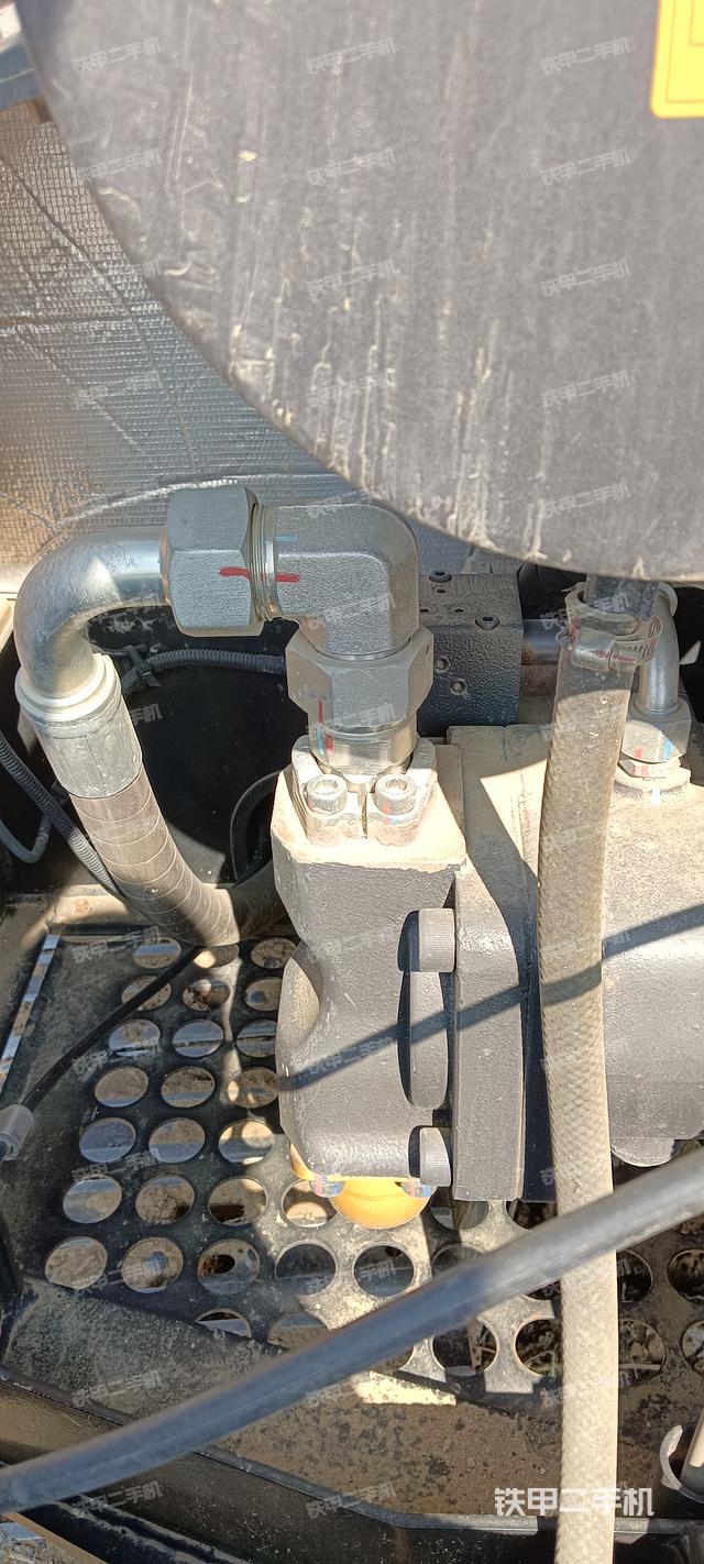 液压泵舱室正面整体（整机外观）