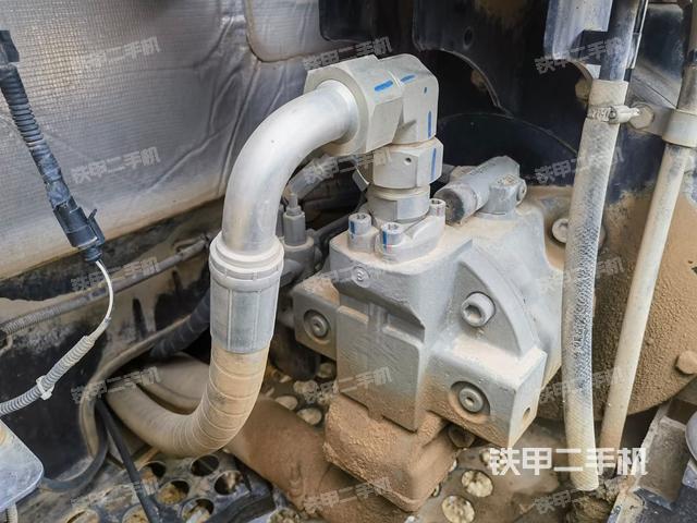 液压泵舱室正面整体（整机外观）