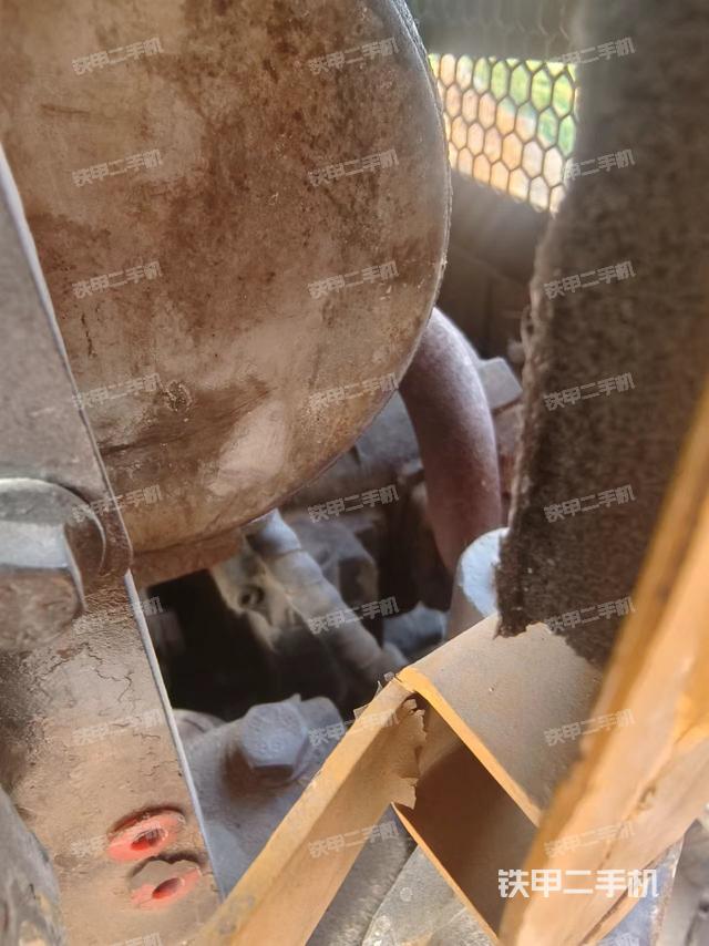 液压泵舱室正面整体（整机外观）