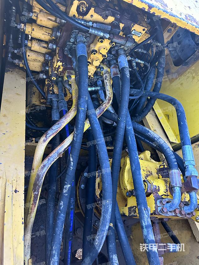 回转马达和主控阀（整机外观）