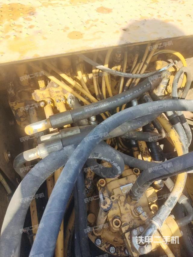 回转马达和主控阀（整机外观）