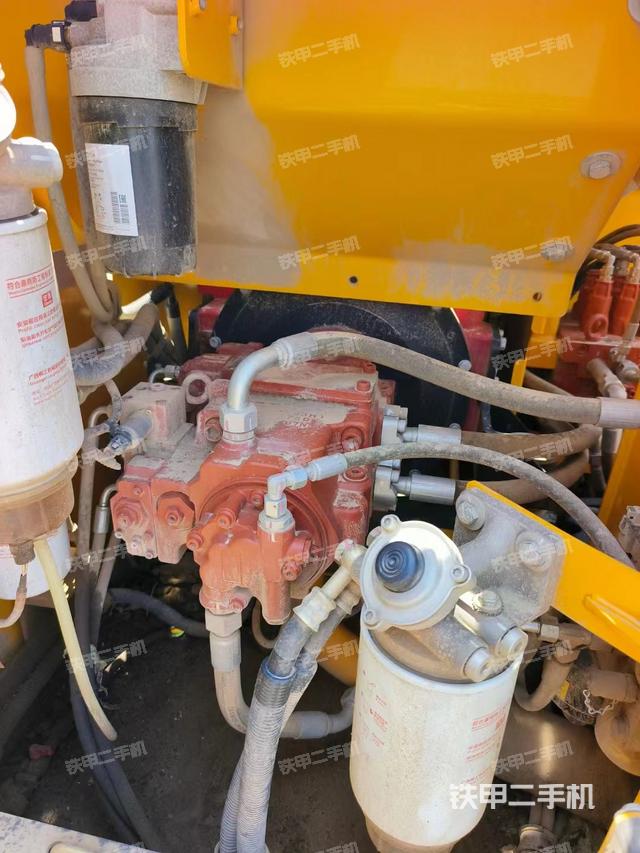 液压泵舱室正面整体（整机外观）