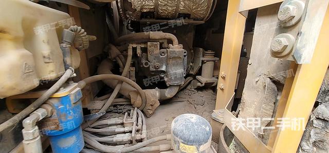 液压泵舱室正面整体（整机外观）