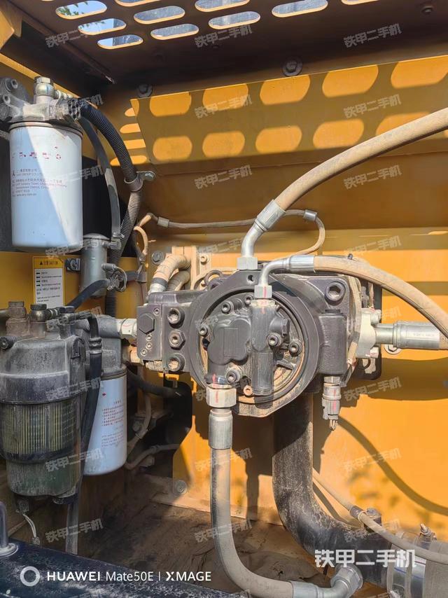 液压泵舱室正面整体（整机外观）