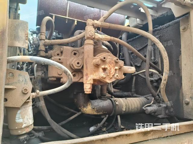 液压泵舱室正面整体（整机外观）