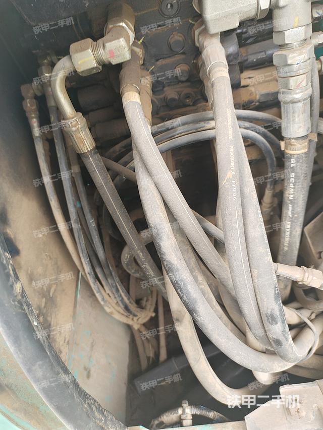 回转马达和主控阀（整机外观）