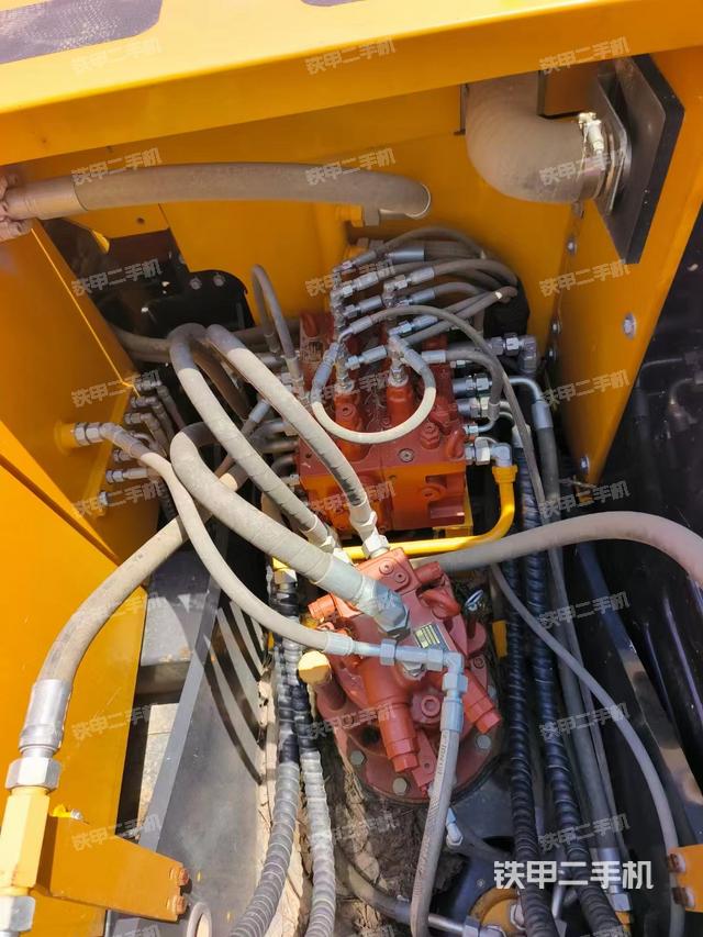 回转马达和主控阀（整机外观）