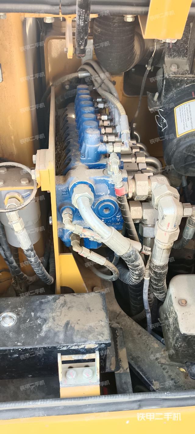 回转马达和主控阀（整机外观）