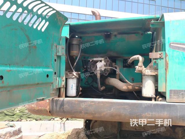 液压泵舱室正面整体（整机外观）