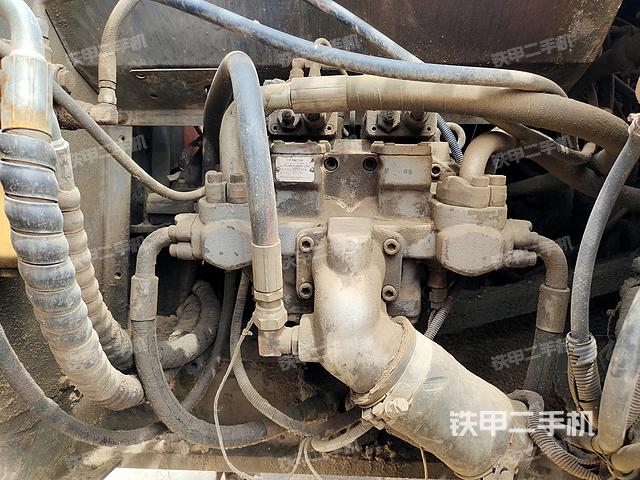 液压泵舱室正面整体（整机外观）