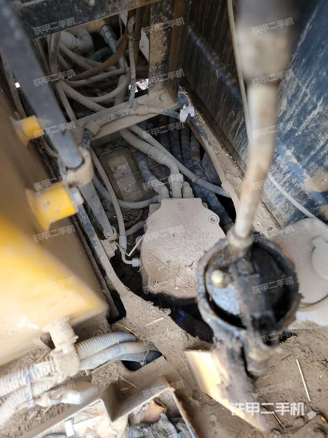 回转马达和主控阀（整机外观）