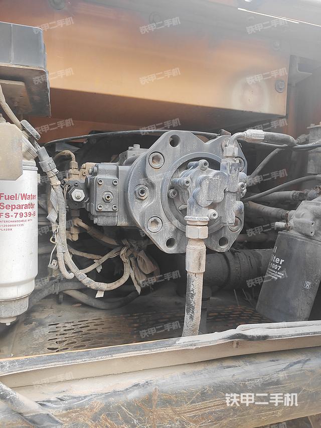 液压泵舱室正面整体（整机外观）