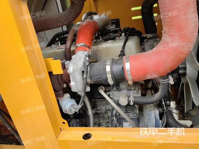 发动机右侧（整机外观及大件）