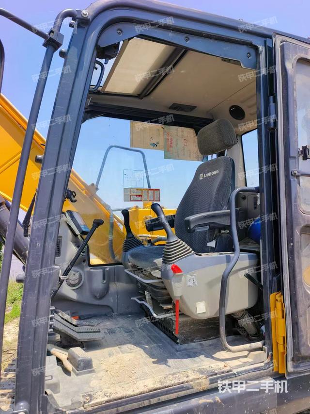 驾驶室整体（整机外观）