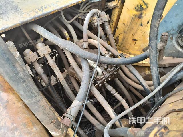 回转马达和主控阀（整机外观）