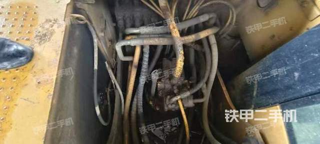 回转马达和主控阀（整机外观）