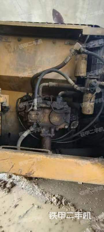 液压泵舱室正面整体（整机外观）