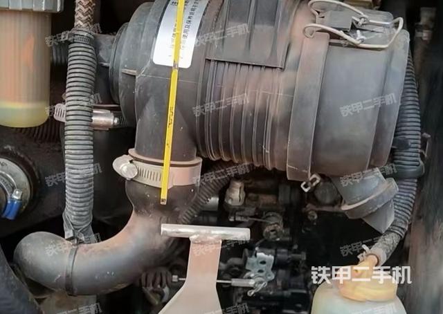 液压泵舱室正面整体（整机外观）