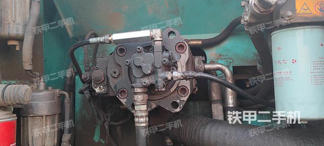 液压泵舱室正面整体（整机外观）