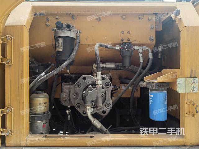 液压泵舱室正面整体（整机外观）