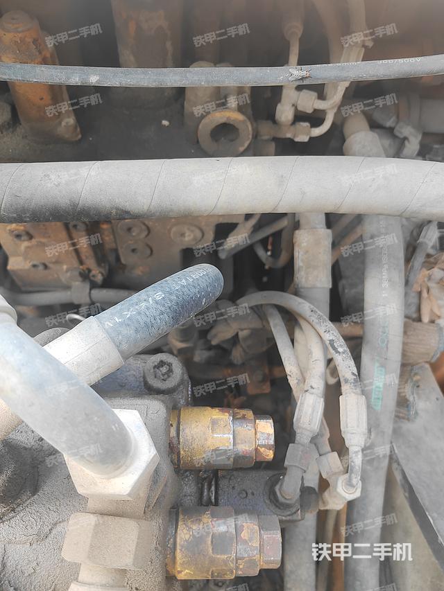 回转马达和主控阀（整机外观）