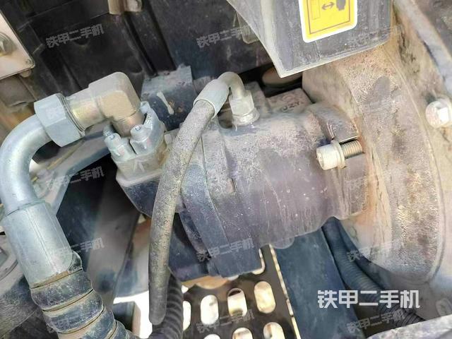 液压泵舱室正面整体（整机外观）