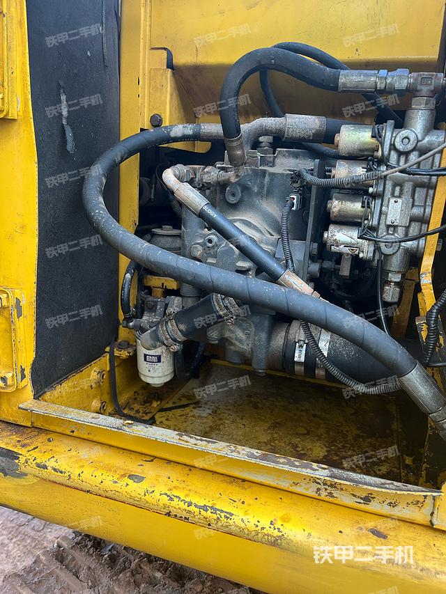 液压泵舱室正面整体（整机外观）