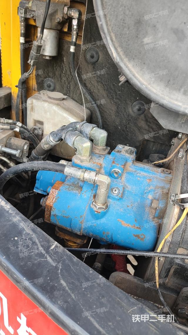 液压泵舱室正面整体（整机外观）