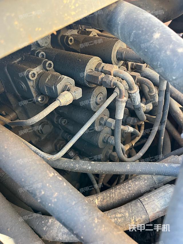 回转马达和主控阀（整机外观）