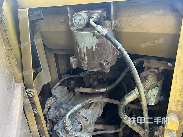 液压泵舱室正面整体（整机外观）